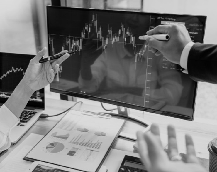 Traders discutiendo sobre inversión