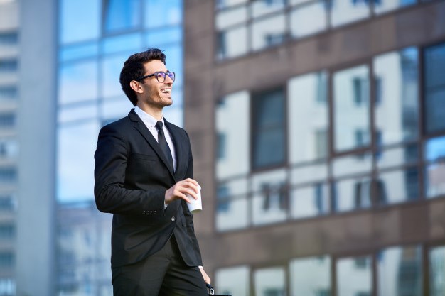 Inversionista exitoso con taza de café